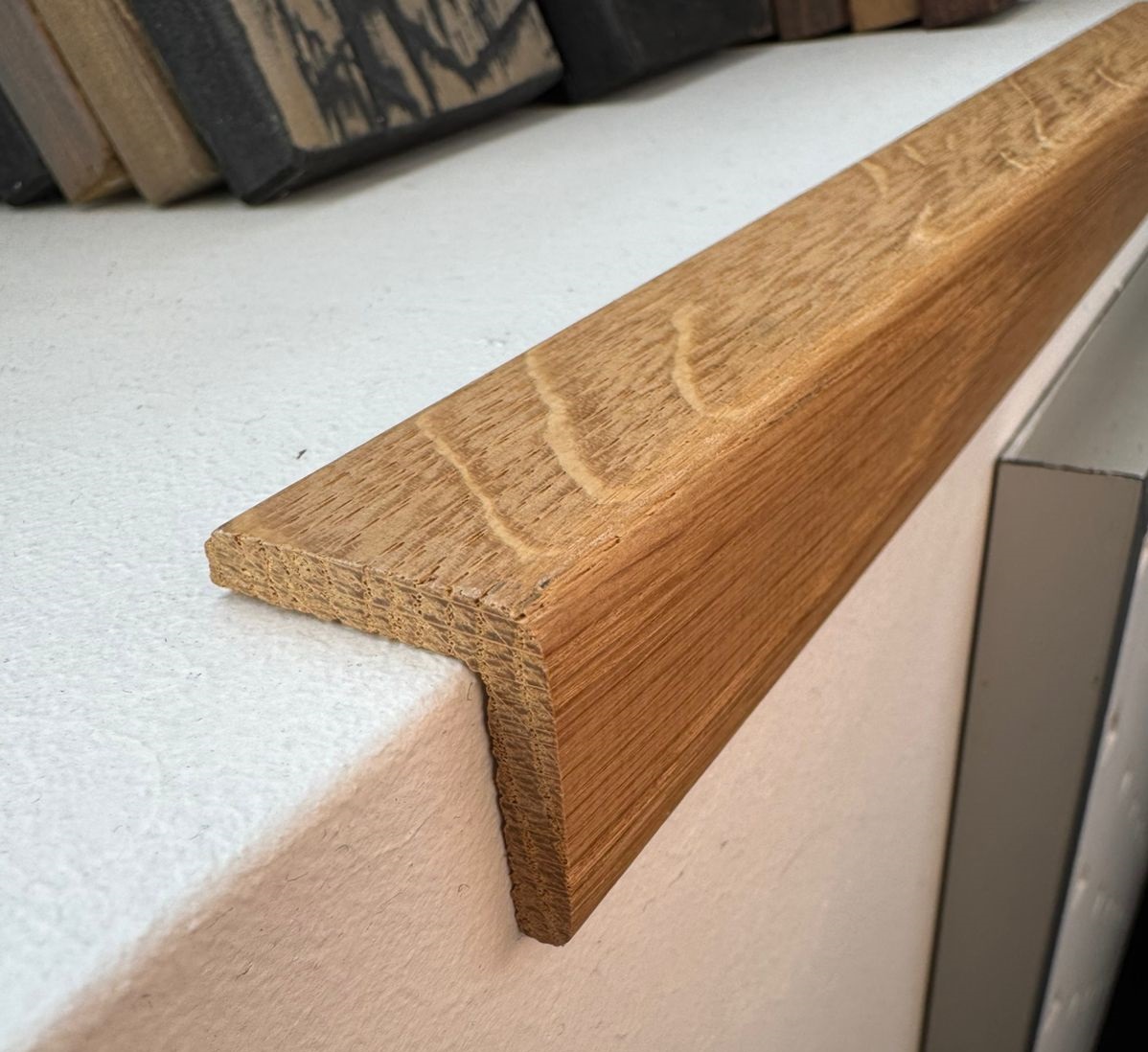 Уголок Дуб без покрытия 28х28